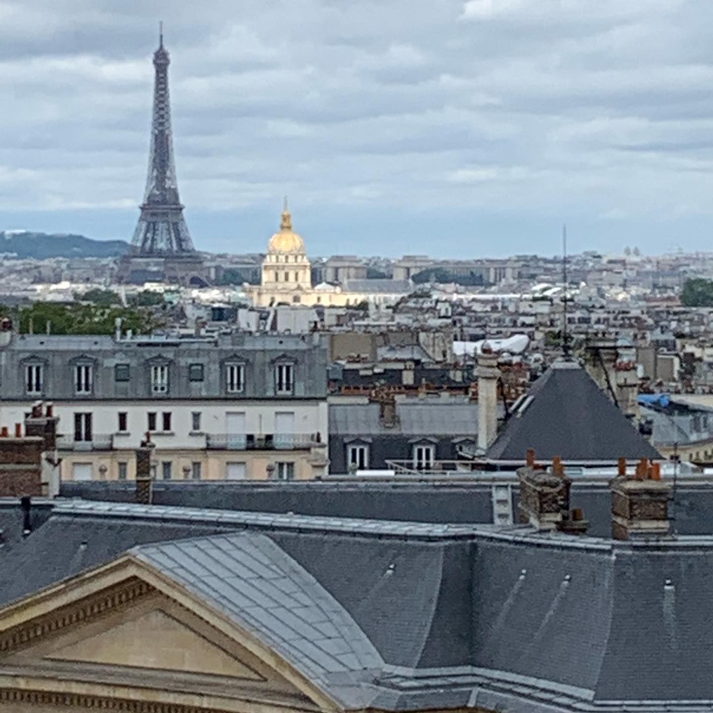Vidste du, at man kan komme op i Pantheon-kirkens kuppel og få en fantastisk udsigt over Paris - ikke mindst Invalides-kirkens spir i en solstråle? #parisautomne #pantheon #quartierlatin #lesinvalides